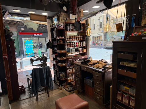 L'espace conseil et Entretien du cuir Atelier de démonstration et produits d'entretien du cuir
